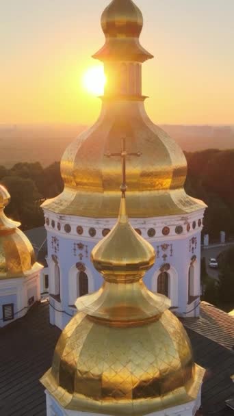 Mosteiro de St. Michaels Golden-Domed pela manhã. Kiev, Ucrânia. Vídeo vertical — Vídeo de Stock