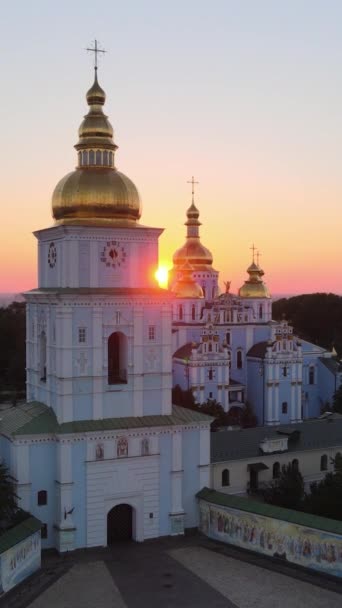 St. Michaels Golden-Domed klášter po ránu. Kyjev, Ukrajina. Svislé video — Stock video