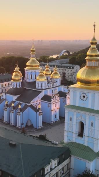 Klasztor św. Michała Złotej Kopuły rano. Kijów, Ukraina. Pionowe wideo — Wideo stockowe