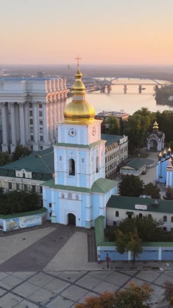 St. Michaels Golden-Kuppelkloster am Morgen. Kiew, Ukraine. Vertikales Video — Stockvideo