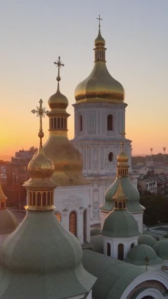 Sabahın köründe Aziz Sophia Kilisesi 'nde. Kyiv. Ukrayna. Dikey video — Stok video