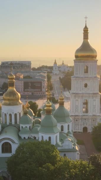 Sabahın köründe Aziz Sophia Kilisesi 'nde. Kyiv. Ukrayna. Dikey video — Stok video