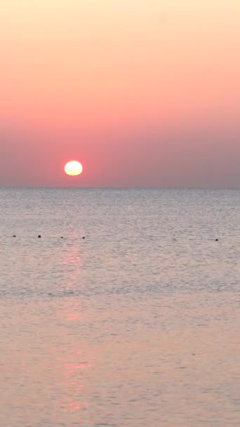 Bela paisagem marinha: Sol sobre o mar perto da costa. Vídeo vertical — Vídeo de Stock