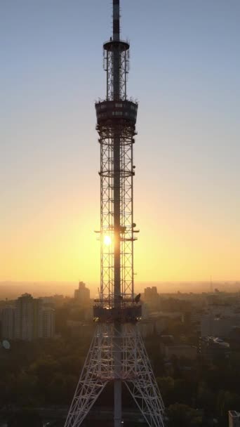 Τηλεοπτικός πύργος το πρωί την αυγή στο Κίεβο της Ουκρανίας. Κάθετη βίντεο — Αρχείο Βίντεο