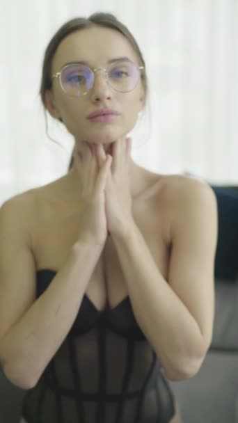 Függőleges videó. Lány szexi fehérneműben. Lassú mozgás.. — Stock videók