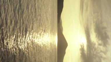 Karadağ kıyısı yakınlarındaki Akdeniz 'in akşam deniz manzarası. Dikey video