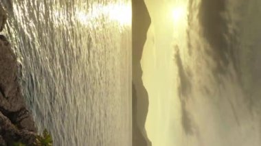 Karadağ kıyısı yakınlarındaki Akdeniz 'in akşam deniz manzarası. Dikey video