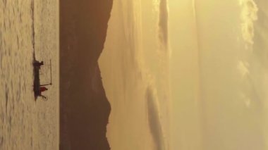 Karadağ kıyısı yakınlarındaki Akdeniz 'in akşam deniz manzarası. Dikey video