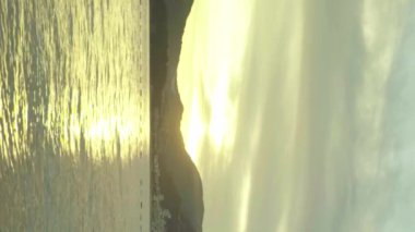 Karadağ kıyısı yakınlarındaki Akdeniz 'in akşam deniz manzarası. Dikey video