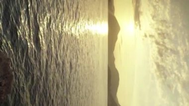 Karadağ kıyısı yakınlarındaki Akdeniz 'in akşam deniz manzarası. Dikey video