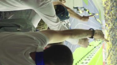 Maç boyunca stadyumdaki taraftarlar. Dikey video