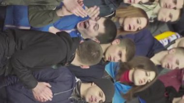 Maç boyunca stadyumdaki taraftarlar. Dikey video