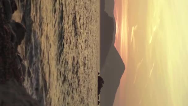 Kveldssjøgang i Middelhavet nær kysten av Montenegro. Vertikal video – stockvideo