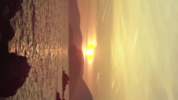Wieczorny pejzaż Morza Śródziemnego u wybrzeży Czarnogóry. Pionowe wideo — Wideo stockowe