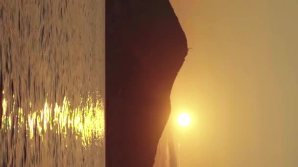 몬테네그로 해안 근처 지중해의 저녁 풍경. 수직 영상 — 비디오