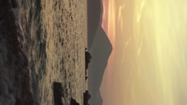 モンテネグロの海岸近くの地中海の夕景。垂直ビデオ — ストック動画