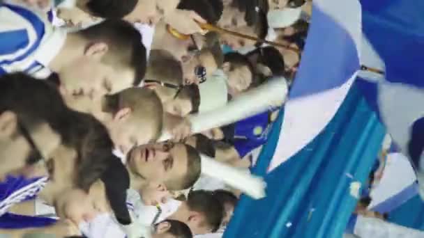 Fans i arenan under matchen. Vertikal video — Stockvideo