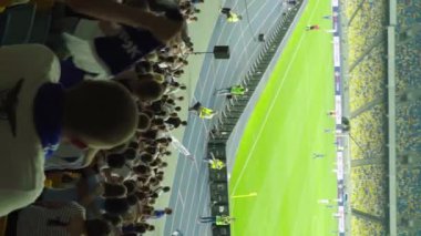 Maç boyunca stadyumdaki taraftarlar. Dikey video