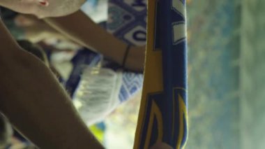 Maç boyunca stadyumdaki taraftarlar. Dikey video