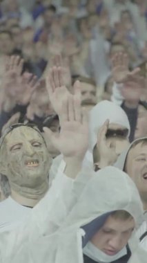 Maç boyunca stadyumdaki taraftarlar. Dikey video