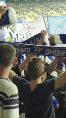 Maç boyunca stadyumdaki taraftarlar. Dikey video