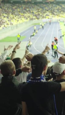 Maç boyunca stadyumdaki taraftarlar. Dikey video
