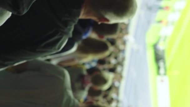 Fãs no estádio durante o jogo. Vídeo vertical — Vídeo de Stock