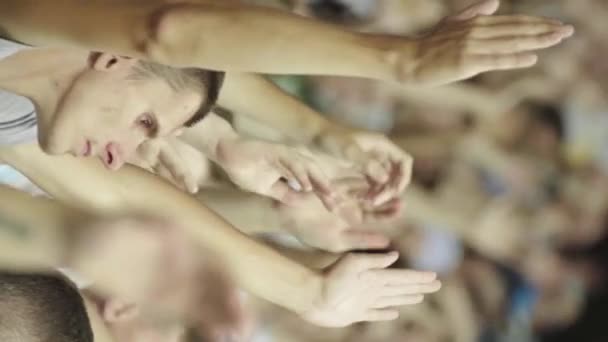 Aficionados en el estadio durante el partido. Vídeo vertical — Vídeo de stock