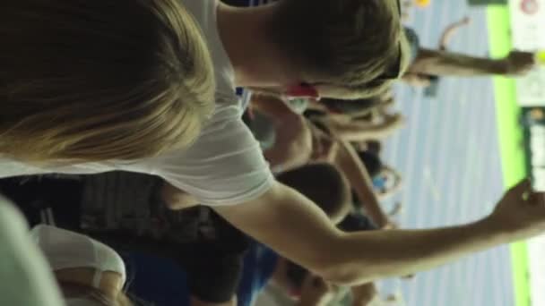 Fãs no estádio durante o jogo. Vídeo vertical — Vídeo de Stock