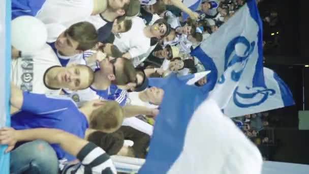 Fans i arenan under matchen. Vertikal video — Stockvideo