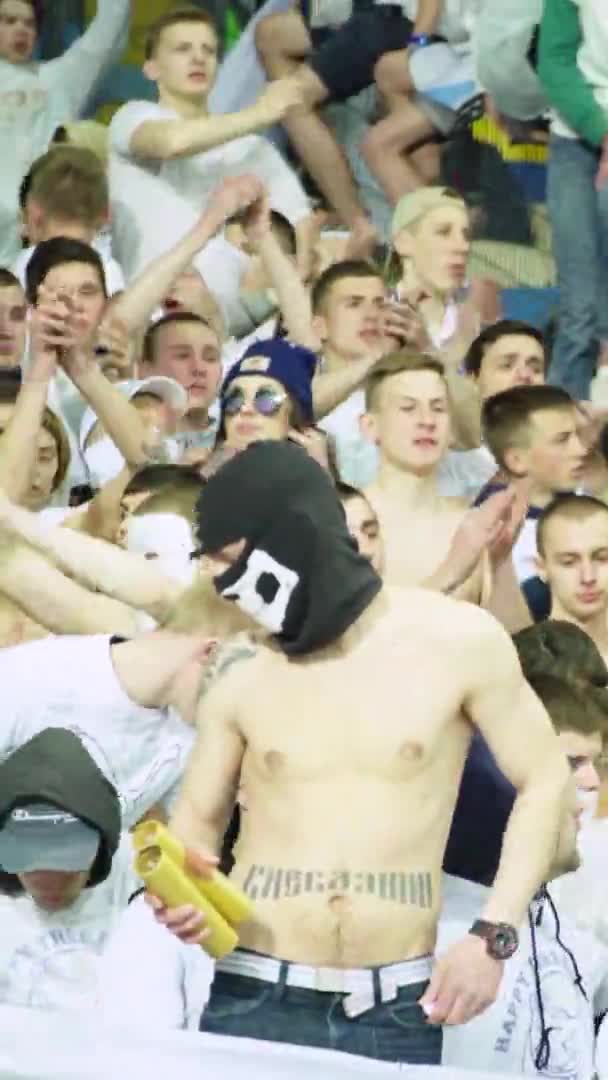 Fãs no estádio durante o jogo. Vídeo vertical — Vídeo de Stock