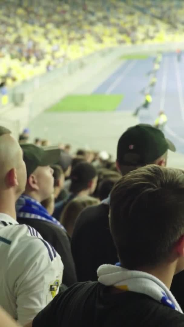 Fans på stadion under kampen. Lodret video – Stock-video