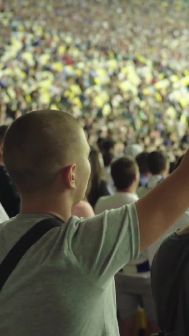 Aficionados en el estadio durante el partido. Vídeo vertical — Vídeo de stock