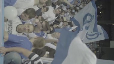 Maç boyunca stadyumdaki taraftarlar. Dikey video