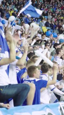 Maç boyunca stadyumdaki taraftarlar. Dikey video