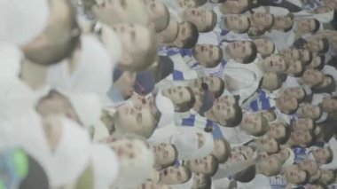 Maç boyunca stadyumdaki taraftarlar. Dikey video