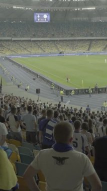 Maç boyunca stadyumdaki taraftarlar. Dikey video