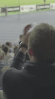 Maç boyunca stadyumdaki taraftarlar. Dikey video