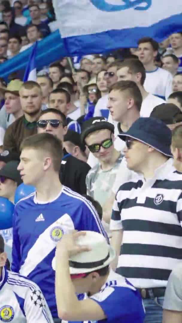 Fans i arenan under matchen. Vertikal video — Stockvideo