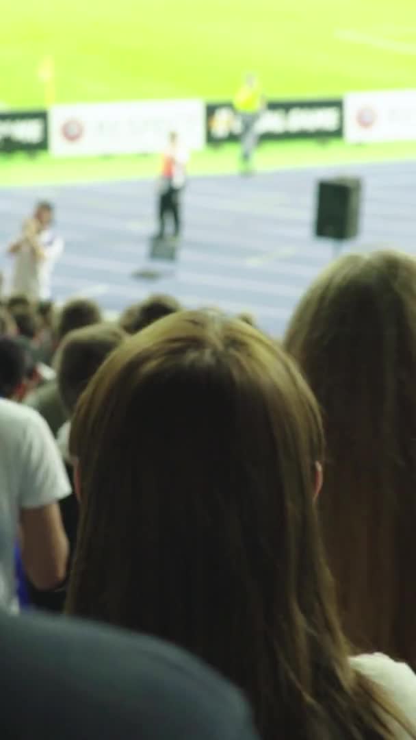 Aficionados en el estadio durante el partido. Vídeo vertical — Vídeos de Stock