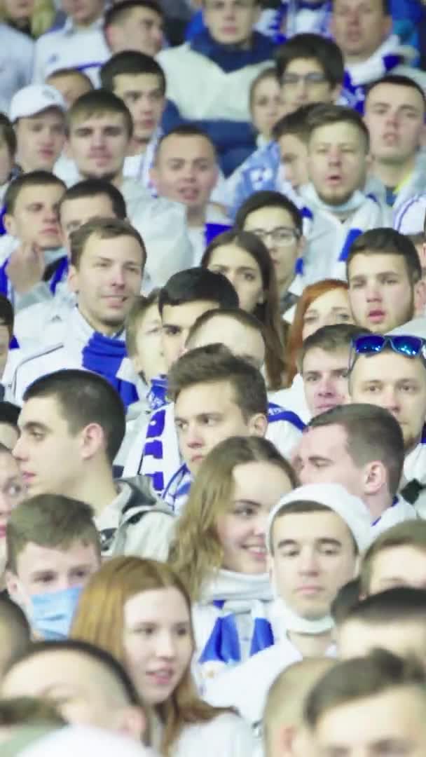 Fãs no estádio durante o jogo. Vídeo vertical — Vídeo de Stock