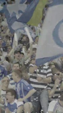 Maç boyunca stadyumdaki taraftarlar. Dikey video