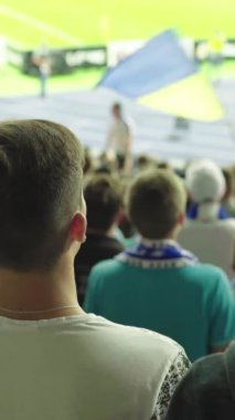 Maç boyunca stadyumdaki taraftarlar. Dikey video
