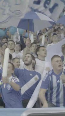 Maç boyunca stadyumdaki taraftarlar. Dikey video
