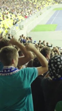 Maç boyunca stadyumdaki taraftarlar. Dikey video