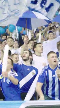 Maç boyunca stadyumdaki taraftarlar. Dikey video