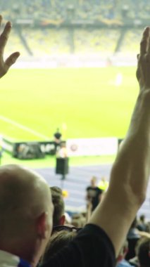 Maç boyunca stadyumdaki taraftarlar. Dikey video