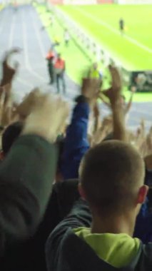 Maç boyunca stadyumdaki taraftarlar. Dikey video