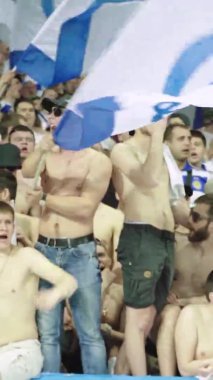 Maç boyunca stadyumdaki taraftarlar. Dikey video