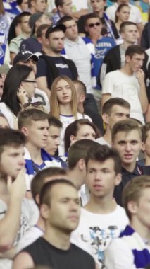 Maç boyunca stadyumdaki taraftarlar. Dikey video